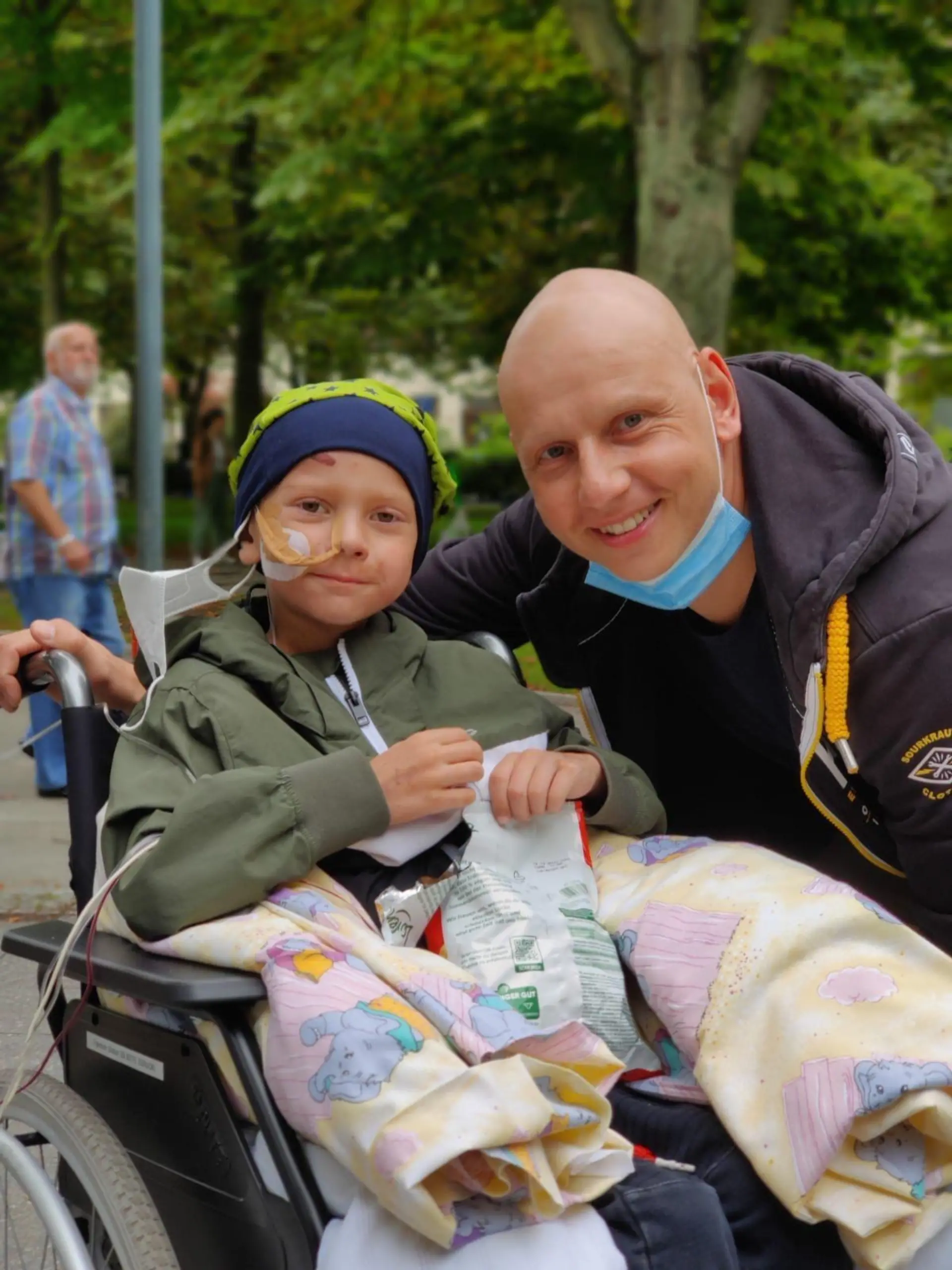 Finn und seinem Vater Henric ist das Lachen, trotz ihrer niederschmetternden Diagnosen, zum Glück nicht vergangen!