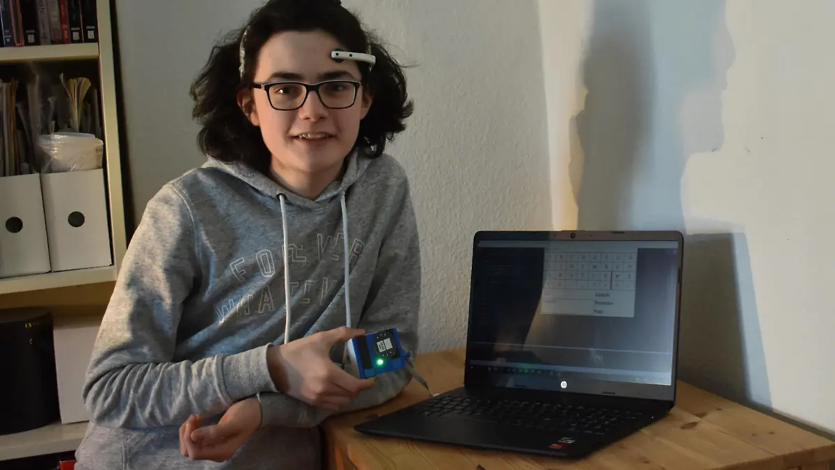 Bela Kaut in seiner Wohnung in Hamburg-Eimsbüttel zeigt seinem preisgekrönten Prototyp.