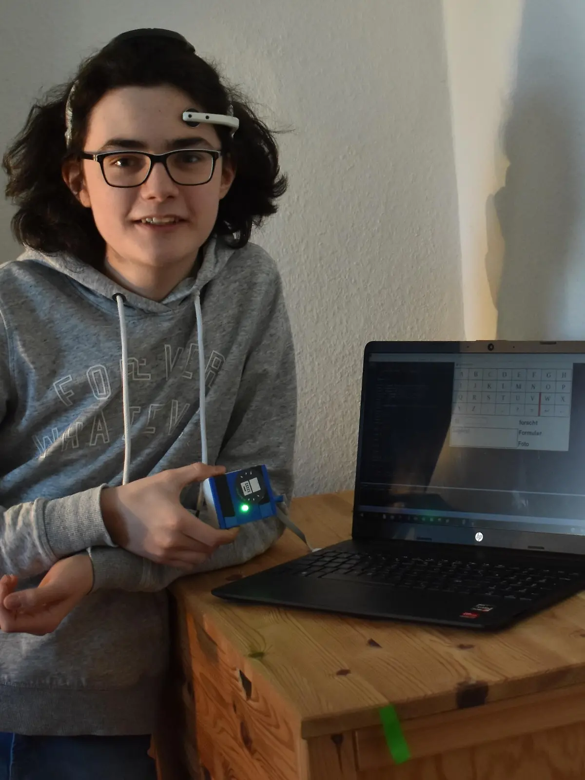 Bela Kaut in seiner Wohnung in Hamburg-Eimsbüttel zeigt seinem preisgekrönten Prototyp.