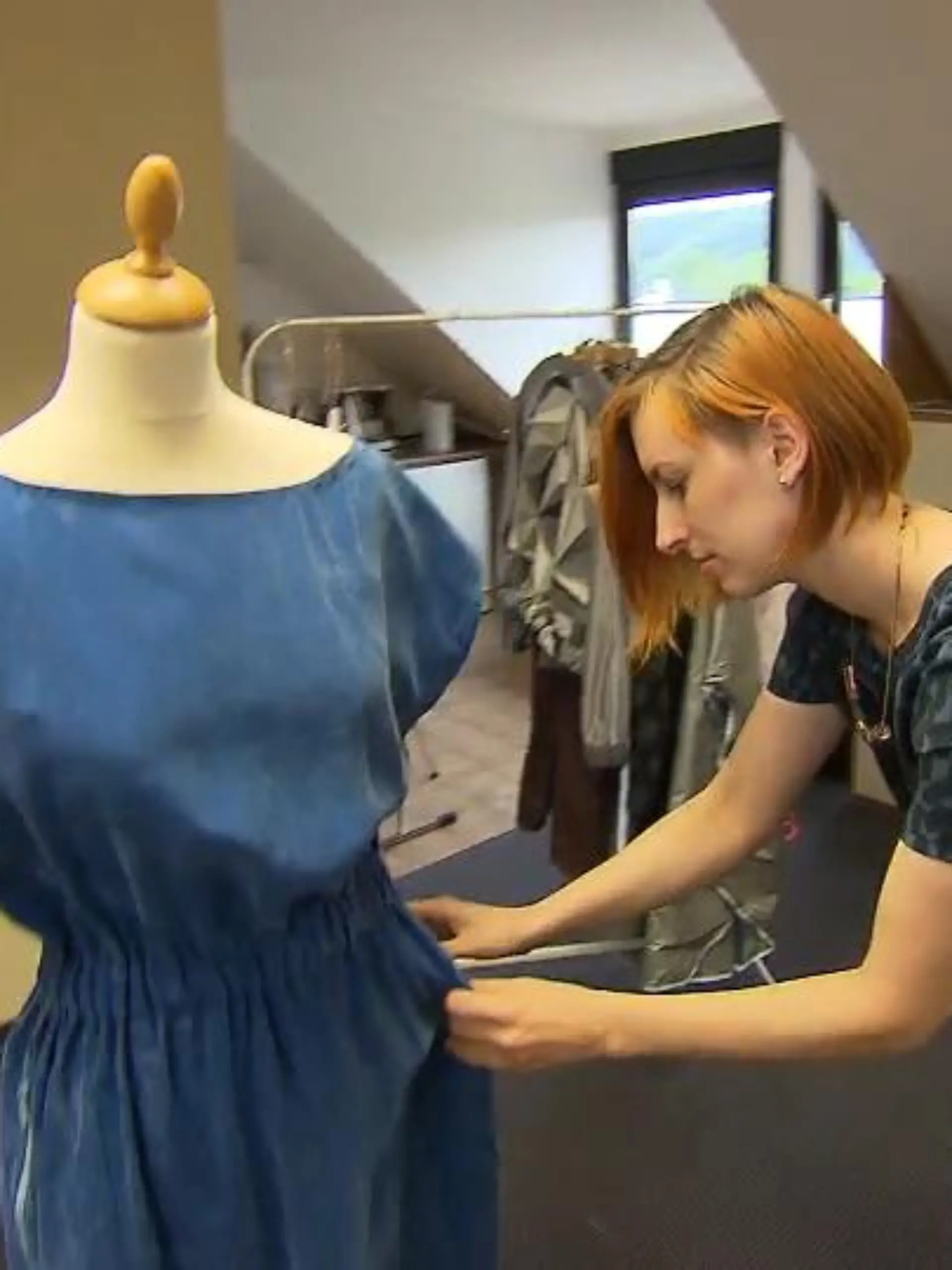 Nach welchen Kriterien suchen sich Menschen mit Sehbehinderung eigentlich ihre Kleidung aus? Natürlich muss sie schick und modern sein, darüber hinaus spielen aber noch andere Kriterien eine wichtige Rolle, die der „normale“ Modedesigner vermutlich erst einmal nicht auf dem Schirm hat. Dafür gibt es Menschen wie Anna Flemmer, die Designerin entwirft inklusive Mode für Menschen, die nicht mehr so gut oder gar nicht mehr sehne können. Worauf sie bei ihrer Kleidung achtet, sehen Sie im Video!