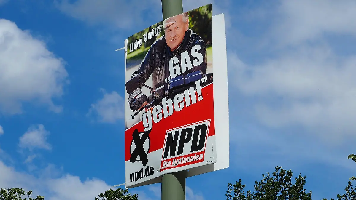 Ein Wahlplakat der NPD (Nationaldemokratische Partei Deutschlands) hängt am 16.05.2014 in Berlin im Bezirk Steglitz-Zehlendorf und wirbt für den Europakandidaten der NPD, Udo Voigt. Dabei wird auf perfide Art mit dem Wort "Gas" gespielt, das für Rechtsexteme, die die Gaskammern der Nazis und das Vergasen von Juden leugnen, immer eine besondere Bedeutung hat. Im Wahlkampf vor der Europawahl hängte die rechte Partei in Berlin besonders viele Plakate auf und stellt dabei ihre migrantenfeindliche Haltung in den Vordergrund. Foto: Steinberg dpa