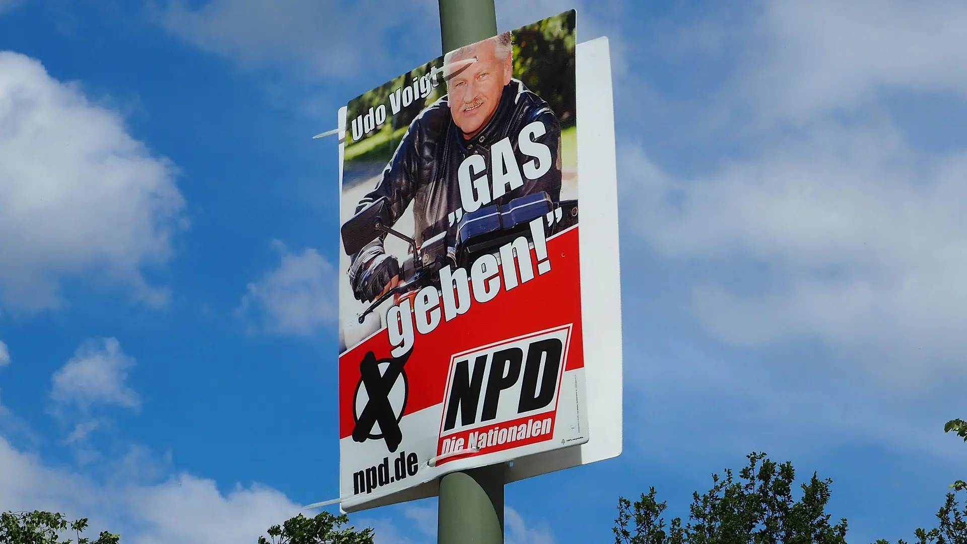 Ein Wahlplakat der NPD (Nationaldemokratische Partei Deutschlands) hängt am 16.05.2014 in Berlin im Bezirk Steglitz-Zehlendorf und wirbt für den Europakandidaten der NPD, Udo Voigt. Dabei wird auf perfide Art mit dem Wort "Gas" gespielt, das für Rechtsexteme, die die Gaskammern der Nazis und das Vergasen von Juden leugnen, immer eine besondere Bedeutung hat. Im Wahlkampf vor der Europawahl hängte die rechte Partei in Berlin besonders viele Plakate auf und stellt dabei ihre migrantenfeindliche Haltung in den Vordergrund. Foto: Steinberg dpa