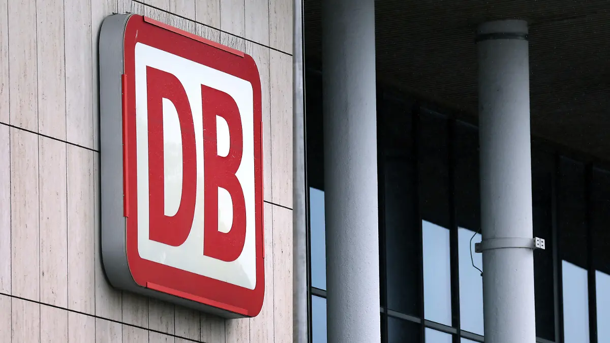 ARCHIV - 11.05.2023, Bayern, Würzburg: Das Logo der Deutschen Bahn am Gebäude des Hauptbahnhofs. Der 50-Stunden-Warnstreik bei der Deutschen Bahn ist kurzfristig abgesagt worden. (zu dpa "Vergleich vor Arbeitsgericht - Kein Warnstreik bei der Bahn") Foto: Karl-Josef Hildenbrand/dpa +++ dpa-Bildfunk +++