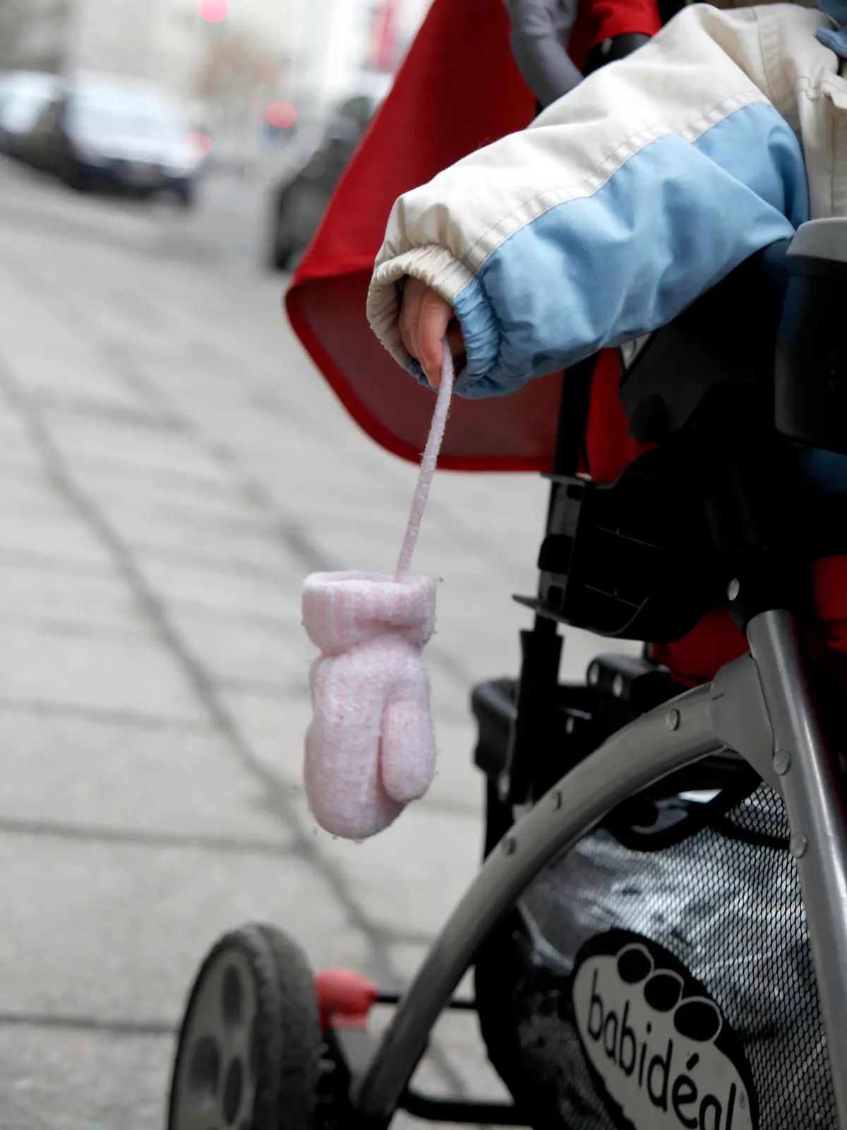 Ein Baby hält seinen Handschuh am Montag (21.01.2011) in Berlin. Foto: Sophie von Herzogenberg dpa/lbn
