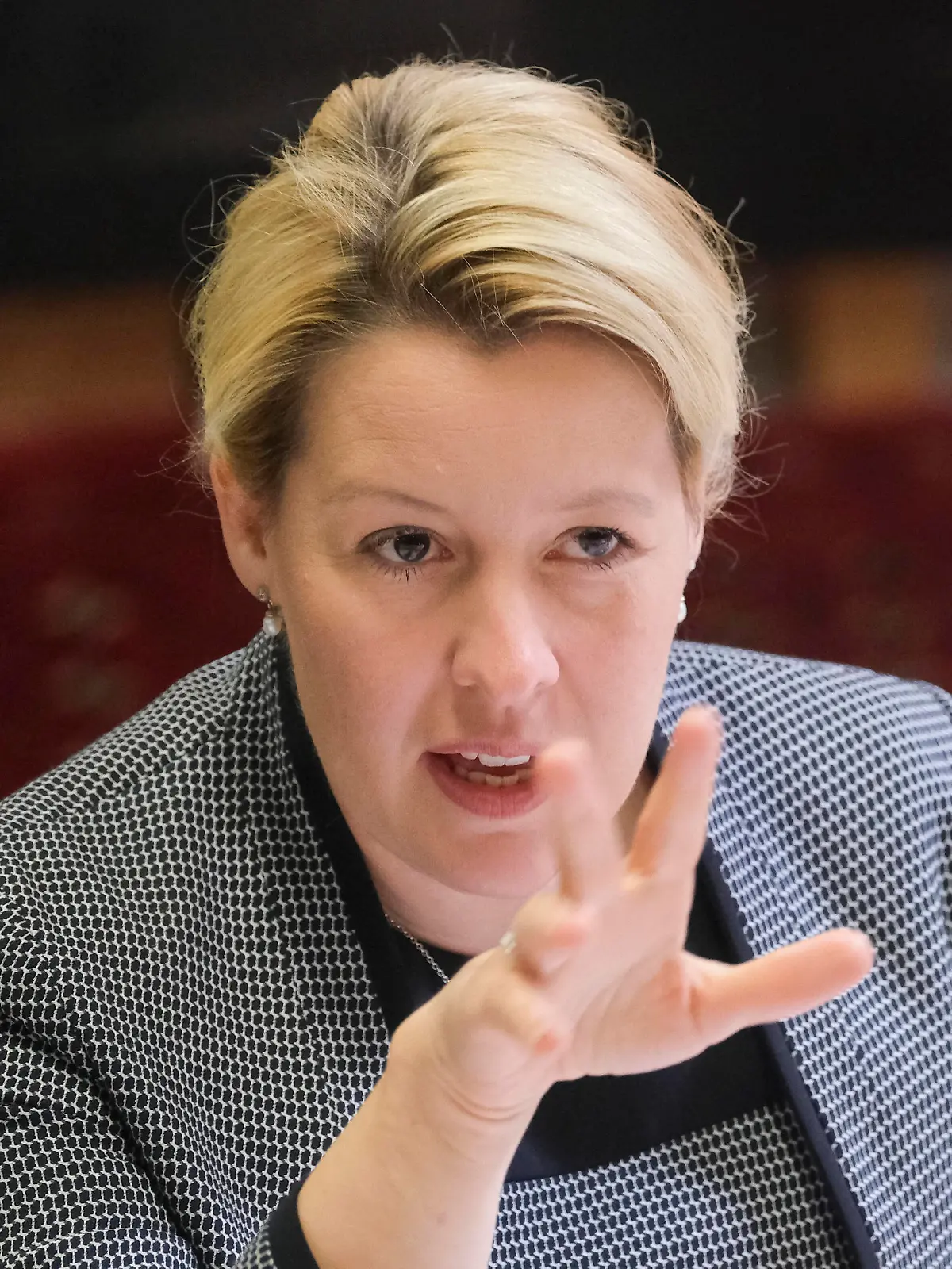  Franziska Giffey, SPD Spitzenkandidatin Berlin besucht Afghanische Gemeinde zur aktuellen Situation in Afghanistan in der Gemeinde Qasim Akbar am 25.08.2021 in Berlin. Franziska Giffey besucht Afghanische Gemeinde in Berlin *** Franziska Giffey, SPD top candidate Berlin visits Afghan community on the current situation in Afghanistan in the community Qasim Akbar on 25 08 2021 in Berlin Franziska Giffey visits Afghan community in Berlin