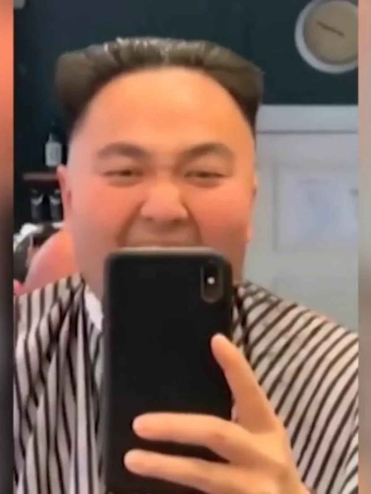 Nein, dieser Mann hat nicht am Kim-Jong-Un-Doppelgänger-Wettbewerb teilgenommen. Sondern seinen Friseur lediglich gebeten, "mal was anderes" zu machen. Der Figaro ließ sich nicht lange bitten und seiner Kreativität freien Lauf. Auch wenn er vermutlich nicht aussehen wollte wie der Nordkorea-Diktator, nimmt's der Kunde mit Humor.