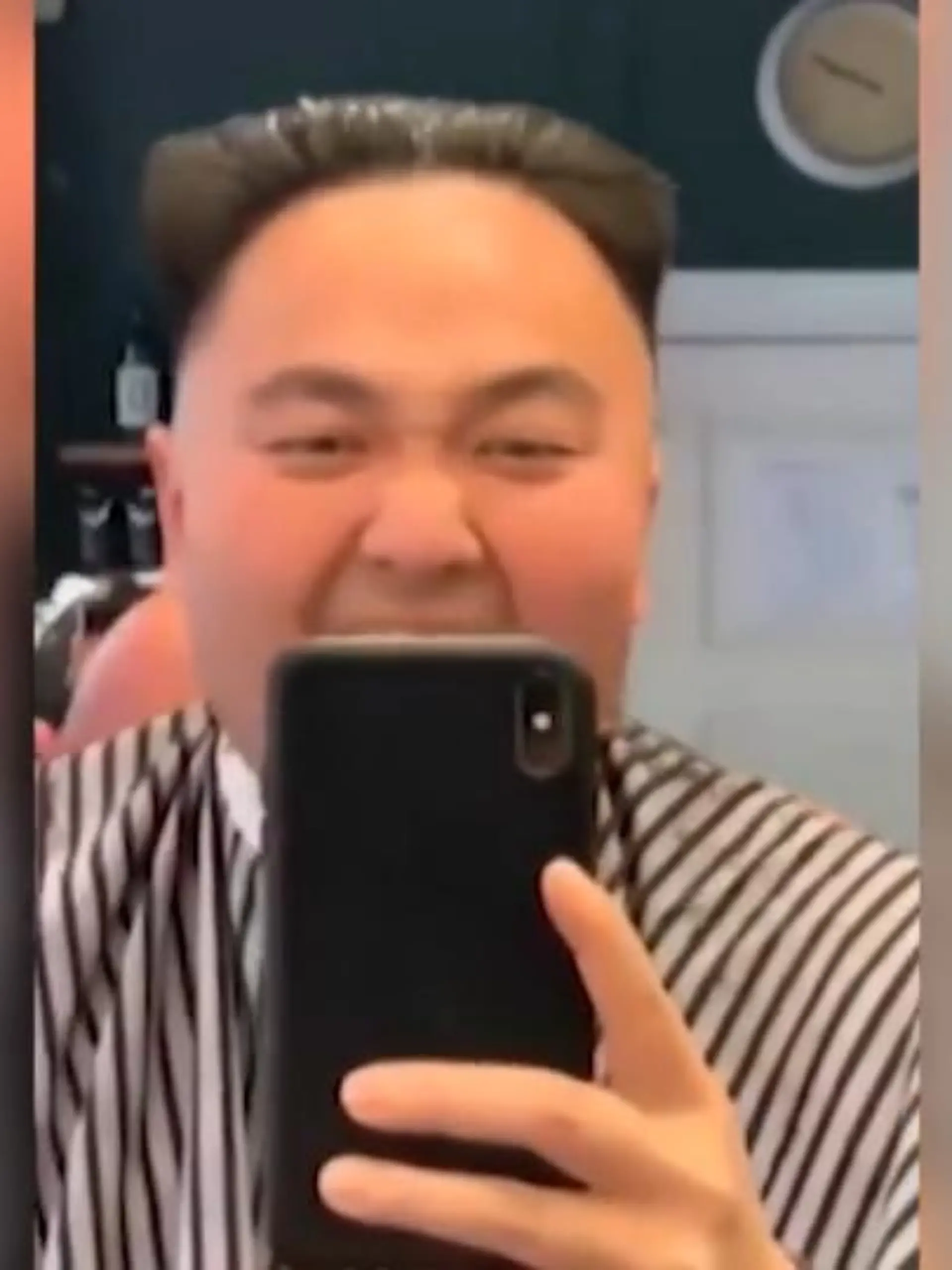 Nein, dieser Mann hat nicht am Kim-Jong-Un-Doppelgänger-Wettbewerb teilgenommen. Sondern seinen Friseur lediglich gebeten, "mal was anderes" zu machen. Der Figaro ließ sich nicht lange bitten und seiner Kreativität freien Lauf. Auch wenn er vermutlich nicht aussehen wollte wie der Nordkorea-Diktator, nimmt's der Kunde mit Humor.