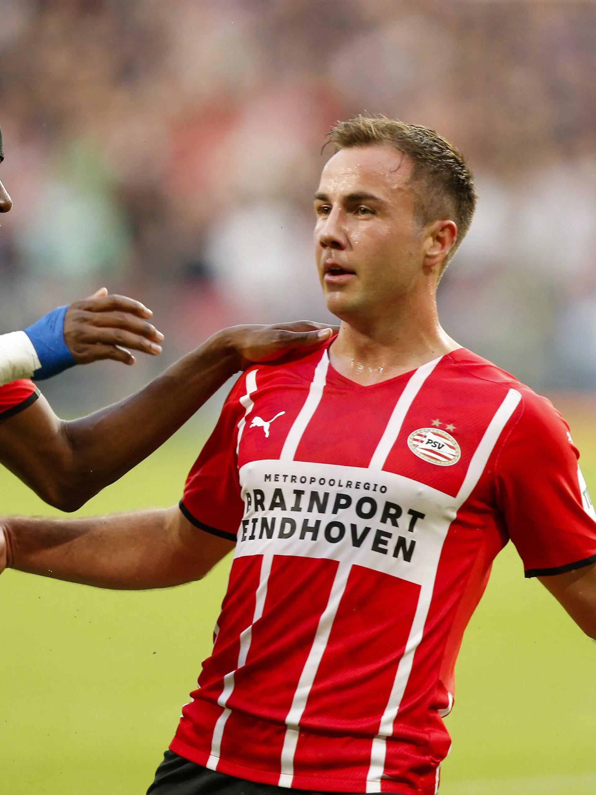 03.08.2021, Niederlande, Eindhoven: Mario Götze (r) von PSV Eindhoven jubelt über das 3:0 während des Spiels in der dritten Qualifikationsrunde der UEFA Champions League gegen FC Midtjylland. Foto: John Claessens/anp/dpa +++ dpa-Bildfunk +++