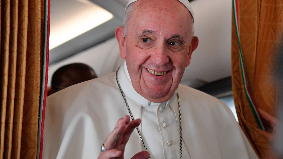 15.09.2021, Slowakei, ---: Papst Franziskus lächelt während er mit Journalisten an Bord einer Alitalia-Maschine auf dem Rückflug von Bratislava nach Rom spricht. Er war für eine viertägige Pilgerreise in Ungarn und der Slowakei. Foto: Tiziana Fabi/POOL AFP/AP/dpa +++ dpa-Bildfunk +++