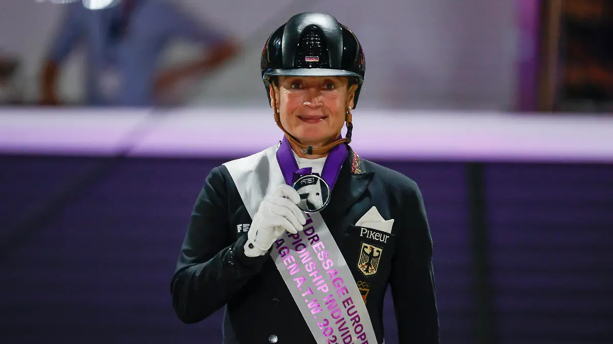  HAGEN - FEI Dressage European Championships 2021, HAGEN - FEI Dressage European Championships 2021 WERTH Isabell GER Siegerehrung Grand Prix Special Individual Competitiont presented by Nordpack GmbH Hagen a.T.W., Hof Kasselmann 09. September 2021 - *** HAGEN FEI Dressage European Championships 2021, HAGEN FEI Dressage European Championships 2021 WERTH Isabell GER Award Ceremony Grand Prix Special Individual Competitiont presented by Nordpack GmbH Hagen a T W , Hof Kasselmann 09 September 2021