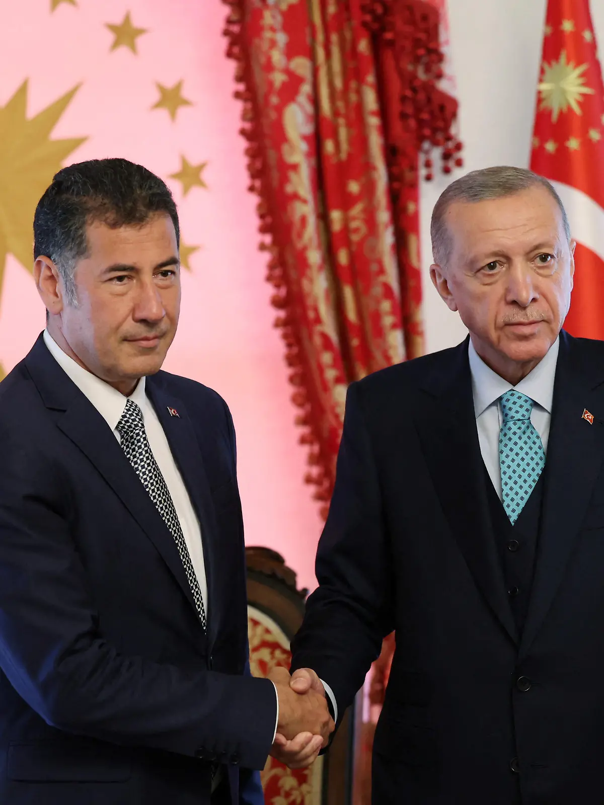 Turkish President Tayyip Erdogan and Sinan Ogan, nationalist candidate of the first round of presidential elections and eliminated when he came third, pose before a meeting in Istanbul, Turkey, May 19, 2023. Murat Cetinmuhurdar/PPO/Handout via REUTERS THIS IMAGE HAS BEEN SUPPLIED BY A THIRD PARTY. NO RESALES. NO ARCHIVES