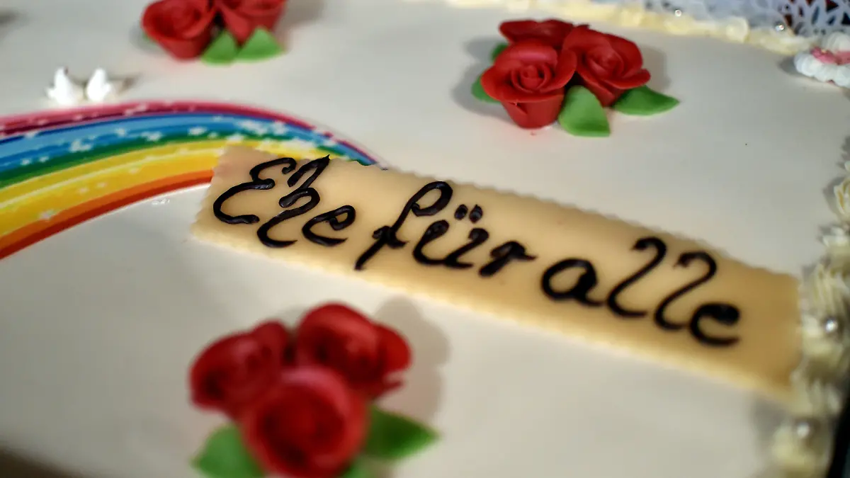 ARCHIV - 01.10.2017, Berlin: «Ehe für alle» steht auf einer Hochzeitstorte im Rathaus Schöneberg für die erste gleichgeschlechtliche Eheschließung. (zu dpa "Eherecht bis PrEP: Was Lesben und Schwule 2018 bewegt" vom 26.06.2018) Foto: Britta Pedersen/dpa-Zentralbild/dpa +++ dpa-Bildfunk +++