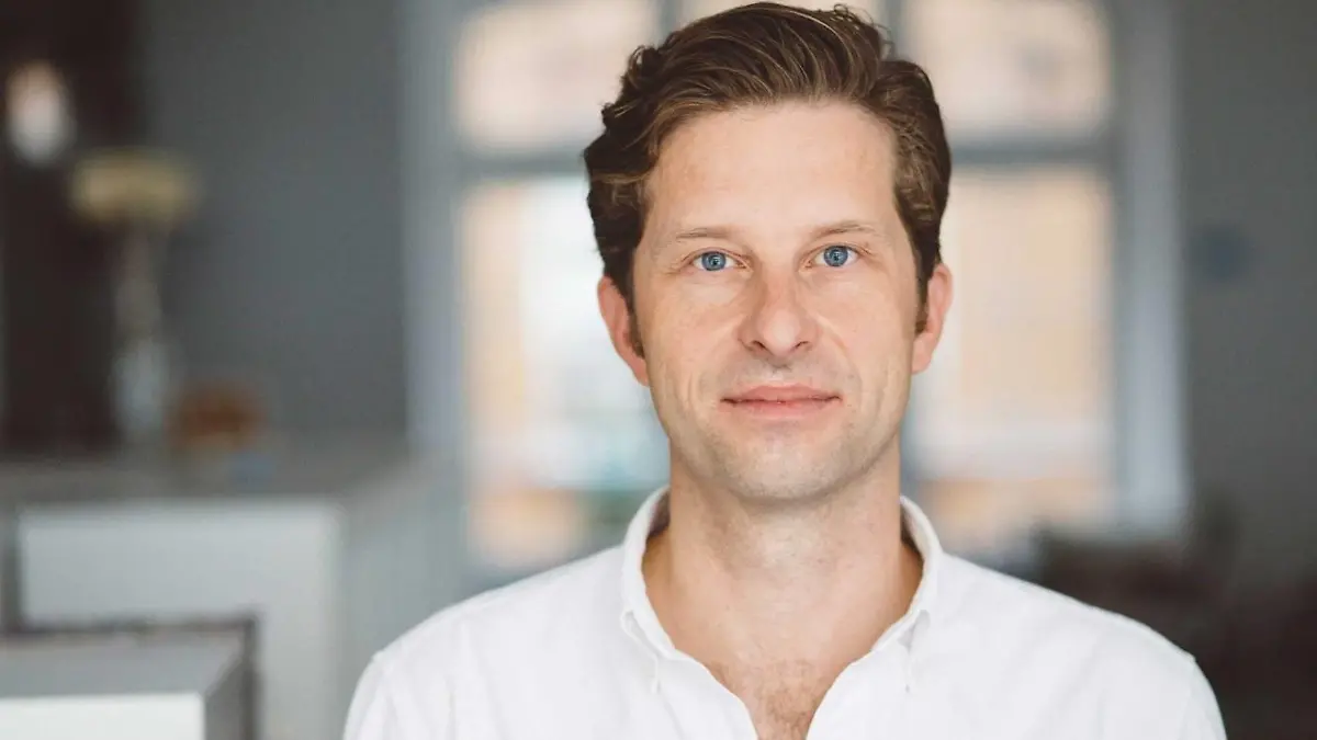 Im Podcast erklärt Justus von Daniels, Chefredakteur von "Correctiv", die Hintergründe der Vorwürfe gegen die AfD.