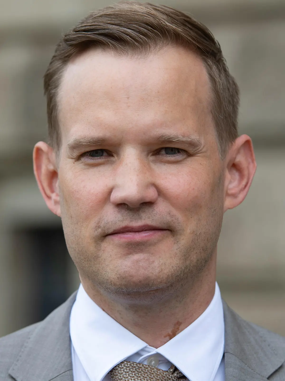 Die große Frage für diesen Herbst und den kommenden Winter: Wie geht es jetzt weiter mit der Corona-Pandemie? Befinden wir uns endgültig auf der Zielgeraden in Richtung komplette Normalität? Oder erwischt die Krankenhäuser eine 4. Welle der Ungeimpften mit voller Wucht? Der Bonner Chef-Virologe Prof. Hendrik Streeck schaut zusammen mit RTL in die unmittelbare Zukunft. Was wir seiner Ansicht nach besser machen könnten und vor allem wie wir mehr Zögerliche zur Impfung motivieren können, um einen Lockdown im Herbst/Winter 2021/2022 zu verhindern, das sehen Sie im Video.