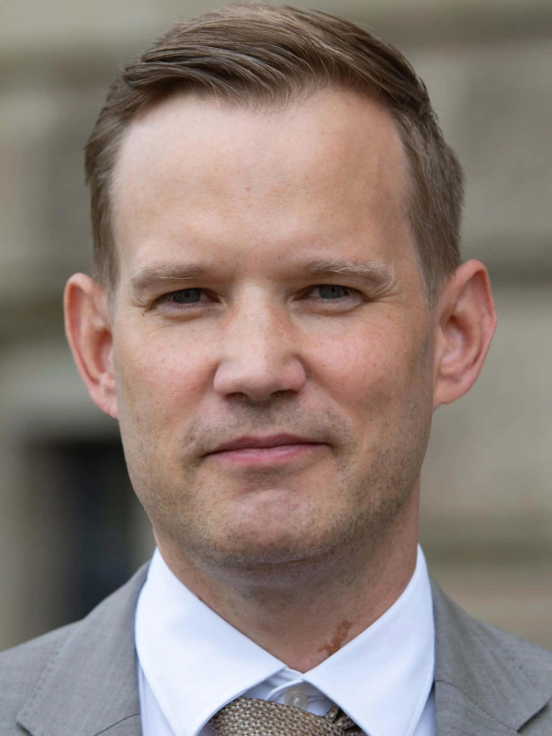 Die große Frage für diesen Herbst und den kommenden Winter: Wie geht es jetzt weiter mit der Corona-Pandemie? Befinden wir uns endgültig auf der Zielgeraden in Richtung komplette Normalität? Oder erwischt die Krankenhäuser eine 4. Welle der Ungeimpften mit voller Wucht? Der Bonner Chef-Virologe Prof. Hendrik Streeck schaut zusammen mit RTL in die unmittelbare Zukunft. Was wir seiner Ansicht nach besser machen könnten und vor allem wie wir mehr Zögerliche zur Impfung motivieren können, um einen Lockdown im Herbst/Winter 2021/2022 zu verhindern, das sehen Sie im Video.