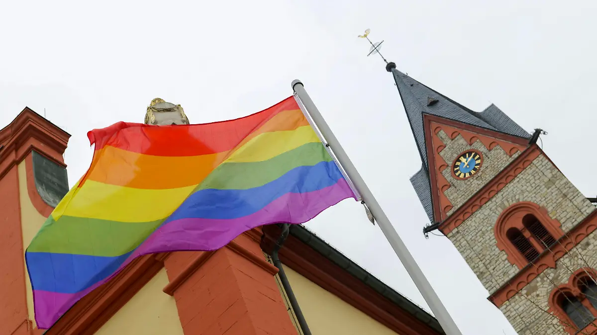 Nachdem der Vatikan verkündete, homosexuelle Paare weiterhin nicht segnen zu wollen, zeigt eine Protestaktion jetzt Flagge: An der rheinhessischen Katholischen Kirche St. Georg in Nieder-Olm wurde die Regenbogenfahne gehisst als Zeichen für Toleranz und Akzeptanz verschiedener Lebensformen.23.03.21 *** After the Vatican announced that it still does not want to bless homosexual couples, a protest action is now showing the flag The rainbow flag was hoisted at the Rhine-Hesse Catholic Church of St George in Nieder Olm as a sign of tolerance and acceptance of different ways of life 23 03 21