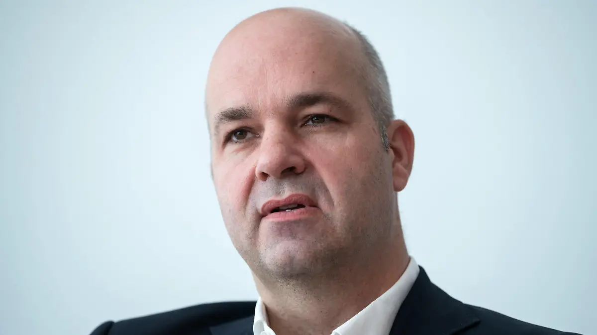 ARCHIV - 06.09.2021, Berlin: Marcel Fratzscher, Präsident des Deutschen Instituts für Wirtschaftsforschung (DIW), sitzt während eines Interviews mit der Deutschen Presse-Agentur dpa in seinem Büro. Fratzscher hält eine Erhöhung des Mindestlohns auf 12 Euro für notwendig und richtig. (zu dpa «Ökonom Fratzscher: Mindestlohn von 12 Euro notwendig und richtig») Foto: Bernd von Jutrczenka/dpa +++ dpa-Bildfunk +++