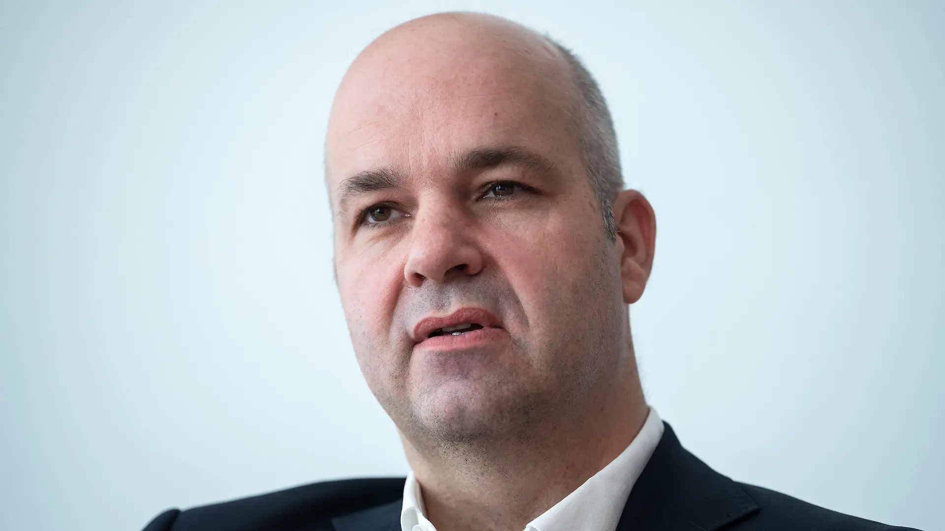 ARCHIV - 06.09.2021, Berlin: Marcel Fratzscher, Präsident des Deutschen Instituts für Wirtschaftsforschung (DIW), sitzt während eines Interviews mit der Deutschen Presse-Agentur dpa in seinem Büro. Fratzscher hält eine Erhöhung des Mindestlohns auf 12 Euro für notwendig und richtig. (zu dpa «Ökonom Fratzscher: Mindestlohn von 12 Euro notwendig und richtig») Foto: Bernd von Jutrczenka/dpa +++ dpa-Bildfunk +++