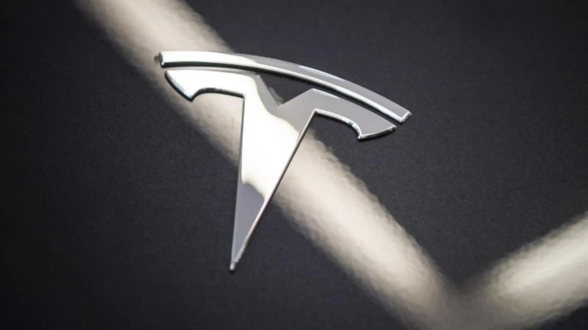 Das Logo von Tesla ist auf einer Motorhaube zu sehen