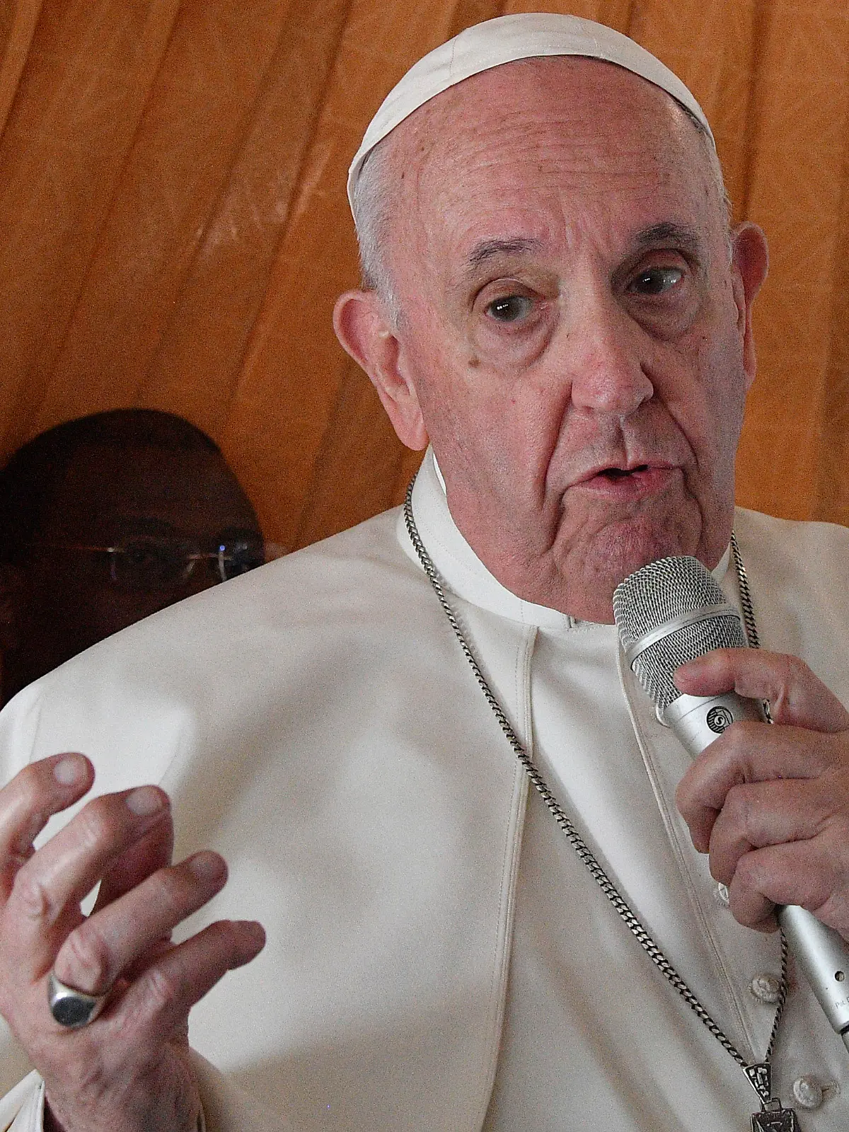 15.09.2021, Slowakei, ---: Papst Franziskus lächelt während er mit Journalisten an Bord einer Alitalia-Maschine auf dem Rückflug von Bratislava nach Rom spricht. Er war für eine viertägige Pilgerreise in Ungarn und der Slowakei. Foto: Tiziana Fabi/POOL AFP/AP/dpa +++ dpa-Bildfunk +++