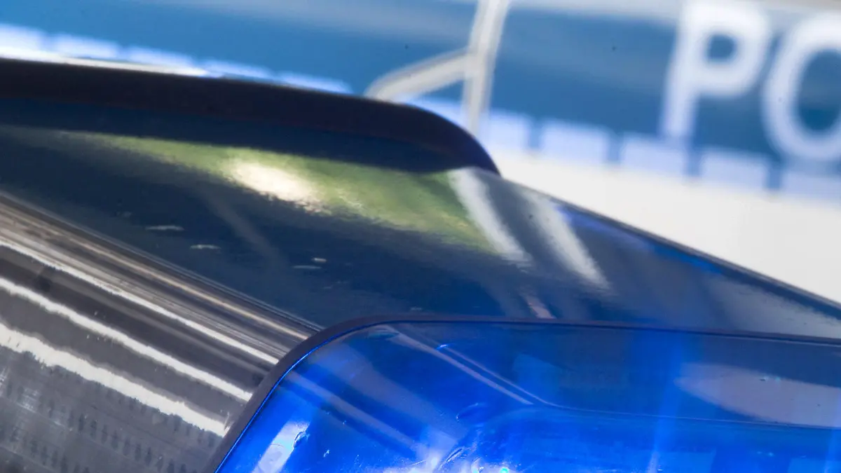 ARCHIV - ILLUSTRATION - Eine Blaulicht leuchtet am 27.07.2015 in Osnabrück (Niedersachsen) auf dem Dach eines Polizeiwagens. In mehreren Bundesländern haben mehr als 1000 Polizeikräfte Objekte im Rocker-Milieu durchsucht. Es habe am Mittwochmorgen Aktionen in Hessen, Bayern, Baden-Württemberg, Nordrhein-Westfalen, Niedersachsen und Hamburg gegeben.  Foto: Friso Gentsch/dpa (zu dpa «Mehr als 1000 Polizisten durchsuchen Objekte im Rocker-Milieu» vom 09.11.2016) +++(c) dpa - Bildfunk+++