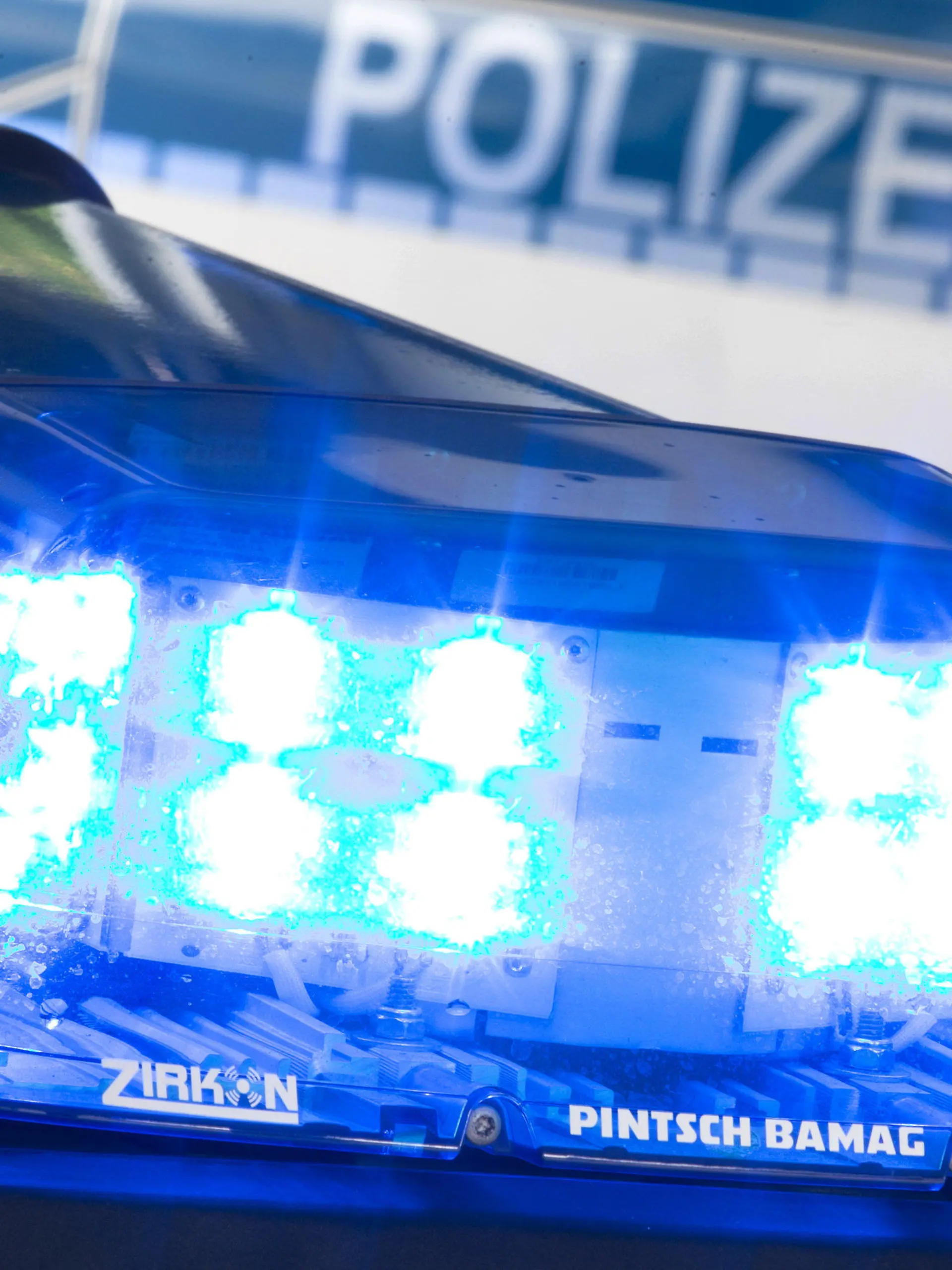 ARCHIV - ILLUSTRATION - Eine Blaulicht leuchtet am 27.07.2015 in Osnabrück (Niedersachsen) auf dem Dach eines Polizeiwagens. In mehreren Bundesländern haben mehr als 1000 Polizeikräfte Objekte im Rocker-Milieu durchsucht. Es habe am Mittwochmorgen Aktionen in Hessen, Bayern, Baden-Württemberg, Nordrhein-Westfalen, Niedersachsen und Hamburg gegeben.  Foto: Friso Gentsch/dpa (zu dpa «Mehr als 1000 Polizisten durchsuchen Objekte im Rocker-Milieu» vom 09.11.2016) +++(c) dpa - Bildfunk+++