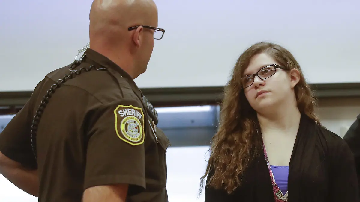 Anissa Weier talks to a sheriff's deputy during a pause in jury selection in the trial to determine 15-year-old Weier's competency at Waukesha County Courthouse Monday, Sept 11, 2017, in Waukesha, Wis. Prosecutors allege that Weier and her friend, Morgan Geyser, lured classmate Payton Leutner into a Waukesha park in May 2014 and stabbed her 19 times. The girls have said it was an effort to please a fictional horror character known as Slender Man. (AP Photo/Morry Gash, Pool) |