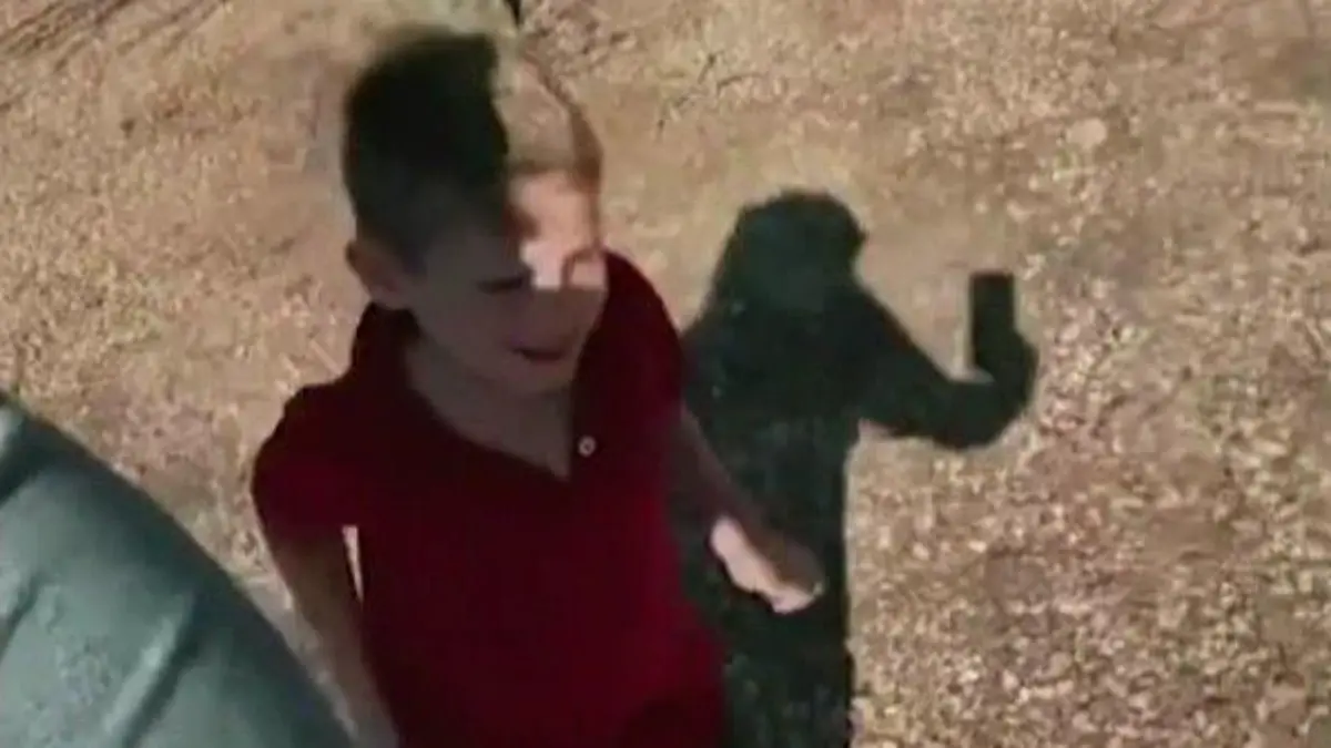 Der 5-jährige kann nicht mehr. Er muss laufen, bei 40°C. Zur Bestrafung.