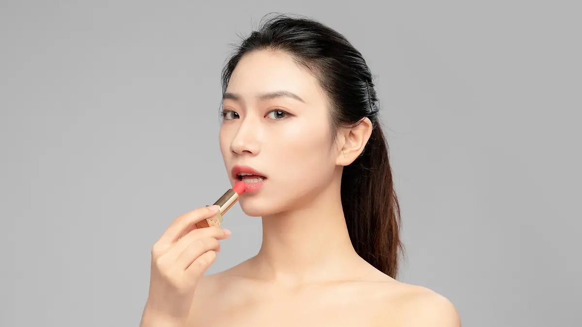  Asian beauty who is wearing lipstick in gray background facial close-up, make-up skin care cosmetic surgery PUBLICATIONxNOTxINxCHN 825771045415026694 ,model released, Symbolfoto