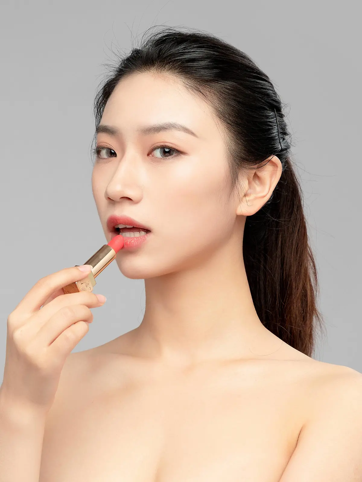  Asian beauty who is wearing lipstick in gray background facial close-up, make-up skin care cosmetic surgery PUBLICATIONxNOTxINxCHN 825771045415026694 ,model released, Symbolfoto