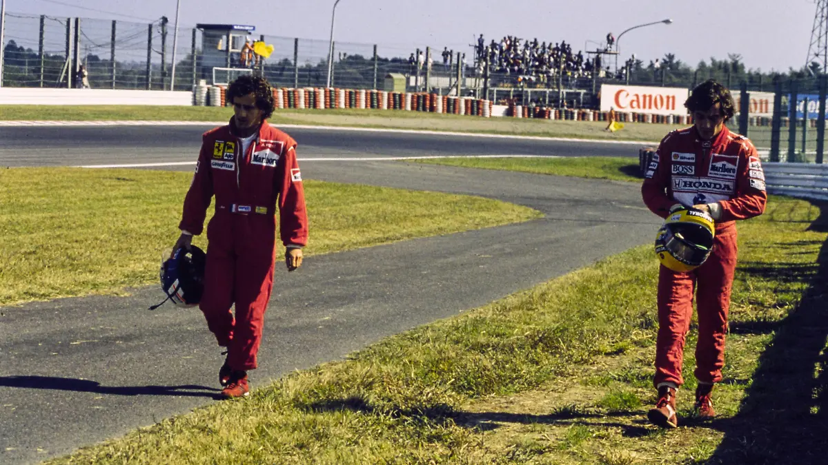  1990 Japanese GP SUZUKA, JAPAN - OCTOBER 21: Alain Prost and Ayrton Senna walk away following their collision at the start of the race during the Japanese GP at Suzuka on October 21, 1990 in Suzuka, Japan. PUBLICATIONxINxGERxSUIxAUTxHUNxONLY Copyright: xErcolexColombox 1017504775-COL-19901021-ECMV1990JapaneseGP01
