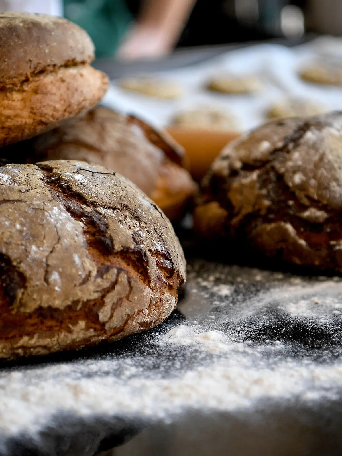 ARCHIV - 21.04.2020, Berlin: Frisch gebackenes Brot liegt auf einem Küchentisch. (zu "Brot ist in der Corona-Krise gefragt - Zeit der Hamsterkäufe vorbei") Foto: Britta Pedersen/dpa-Zentralbild/dpa +++ dpa-Bildfunk +++