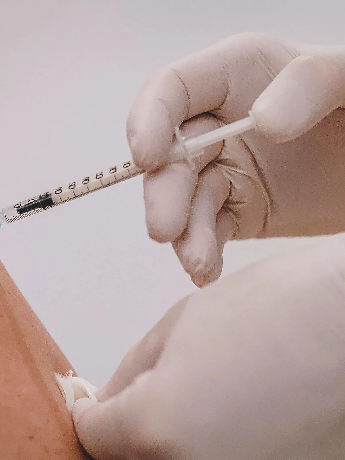  Kaprun THEMENBILD - Impfung in einer Arztpraxis. Spritze, Nadel und Handschuhe im Detail, aufgenommen am 22. Februar 2021, Kaprun, Österreich // Vaccination in a doctor s surgery. Syringe, needle and gloves in detail on 2021/02/22, Kaprun, Austria. **** ONLY FOR GERFRAITAESPSUISSEGBR **** *** Kaprun THEME PICTURE Vaccination in a doctor s surgery Syringe, needle and gloves in detail taken on 22 February 2021, Kaprun, Austria Vaccination in a doctor s surgery Syringe, needle and gloves in detail taken on 2021 02 22, Kaprun, Austria ONLY FOR GER FRA ITA ESP SUISSE GBR PUBLICATIONxNOTxINxAUT EP_obh