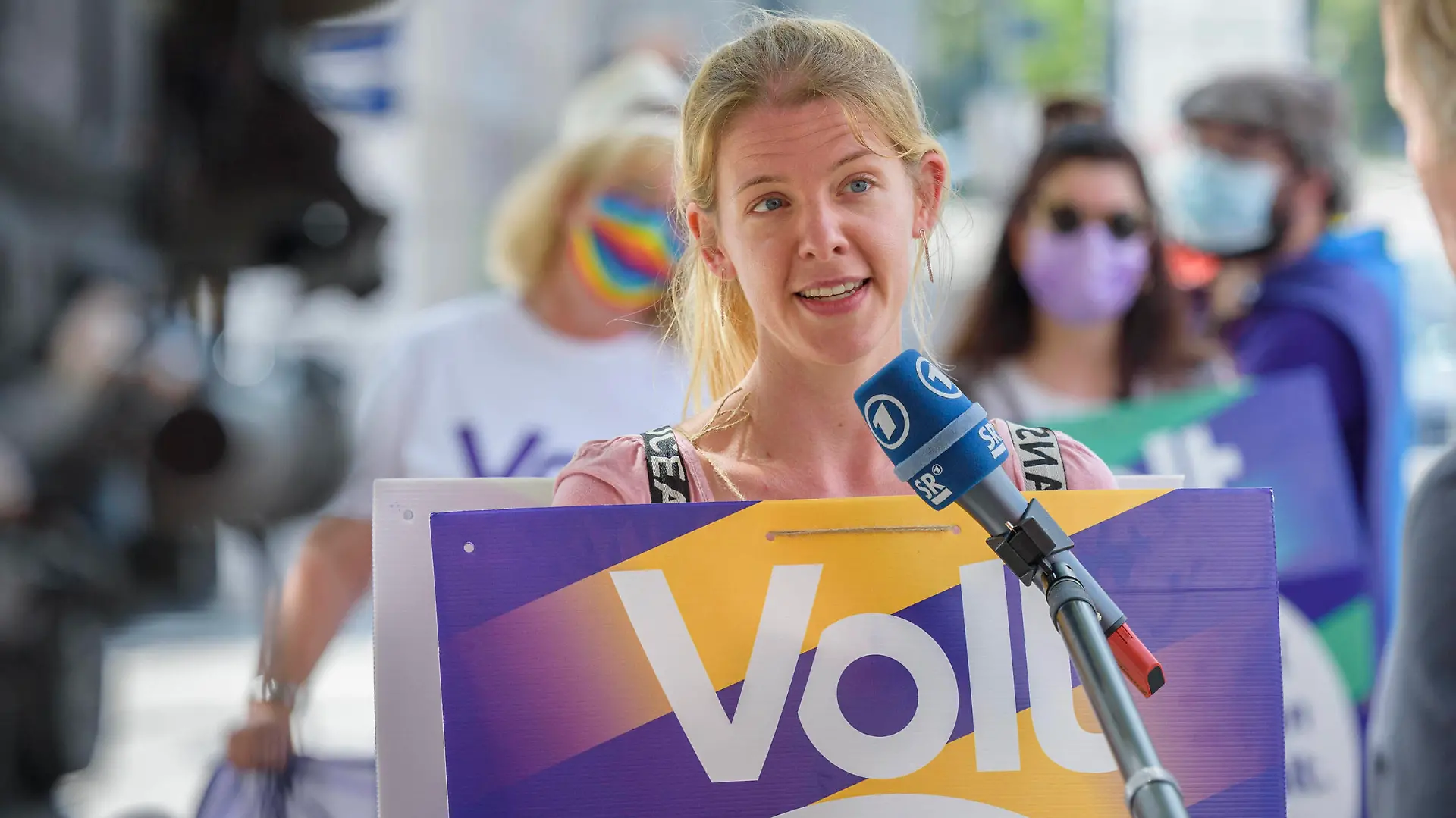 Die Partei Volt startet am Sonntag 15.08.2021 auf dem Gustav Regler Platz in Saarbrücken ihren Wahlkampf für die Bundestagswahl 2021. Vertreter des Landesverbandes Saar ziehen gemeinsam mit Volt-Mitgliedern aus Rheinland-Pfalz als lebendige Wahlkampfplakate vom Rathaus zum Saarbrücker Staden. Mit dabei ist die deutschlandweite Spitzenkandidaten Rebekka Müller Foto sowie die saarländische Spitzenkandidatin Andrea Gheorghe. *** The party Volt starts on Sunday 15 08 2021 on the Gustav Regler Platz in Saarbrücken their election campaign for the Bundestag election 2021 Representatives of the regional association Saar pull together with Volt members from Rhineland-Palatinate as living election campaign posters from the city hall to th bub