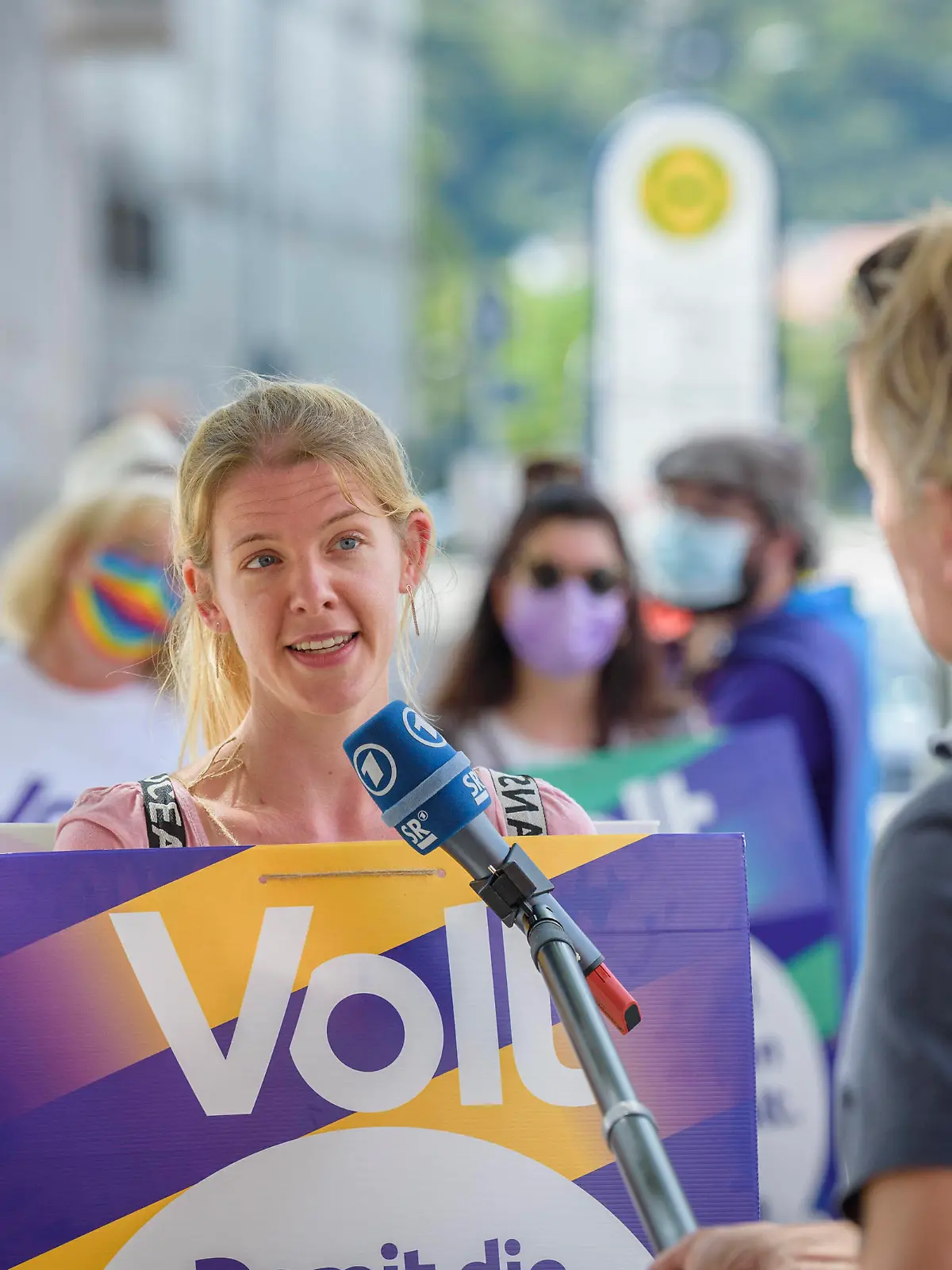  Die Partei Volt startet am Sonntag 15.08.2021 auf dem Gustav Regler Platz in Saarbrücken ihren Wahlkampf für die Bundestagswahl 2021. Vertreter des Landesverbandes Saar ziehen gemeinsam mit Volt-Mitgliedern aus Rheinland-Pfalz als lebendige Wahlkampfplakate vom Rathaus zum Saarbrücker Staden. Mit dabei ist die deutschlandweite Spitzenkandidaten Rebekka Müller Foto sowie die saarländische Spitzenkandidatin Andrea Gheorghe. *** The party Volt starts on Sunday 15 08 2021 on the Gustav Regler Platz in Saarbrücken their election campaign for the Bundestag election 2021 Representatives of the regional association Saar pull together with Volt members from Rhineland-Palatinate as living election campaign posters from the city hall to th bub