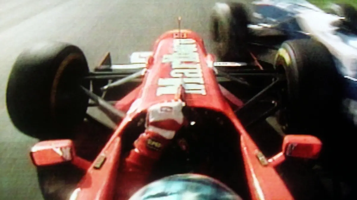 ARCHIV - Das Fernsehbild des Senders RTL zeigt aus der Sicht der Bordkamera des deutschen Formel 1-Rennfahrers Michael Schumacher (l) den Rempler gegen seinen direkten Konkurrenten Jaques Villeneuve (r) im spanischen Jerez beim letzten Rennen der Saison um die Weltmeisterschaft (Archivfoto vom 26.10.1997). Da Villeneuve trotz der Attacke Schumachers weiterfahren konnte, der Kerpener aber vorzeitig ausfiel, wurde der Kanadier erstmals Weltmeister. Nach dem F1-Rennen in Monza am Sonntag (10.09.2006) wird möglicherweise bekanntgegeben, ob der siebenmalige Weltmeister Michael Schumacher seinen auslaufenden Vertrag bei Ferrari noch einmal verlängert oder seine Karriere in diesem Jahr beendet. (zu dpa 0396 vom 06.09.2006)  +++(c) dpa - Bildfunk+++