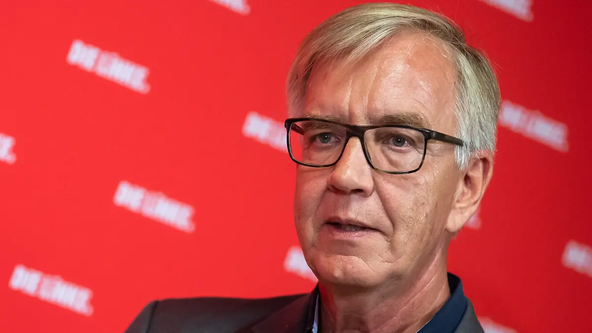 ARCHIV - 23.08.2021, Berlin: Dietmar Bartsch, Vorsitzender der Bundestagsfraktion der Partei Die Linke, äußert sich bei einer Pressekonferenz im Karl-Liebknecht-Haus zum Konzept der Linken für eine armutsfeste Rente und zum Afghanistan-Einsatz der Bundeswehr. (zu "Liegestuhl oder Rasenmähen? Die Vorlieben der Kandidaten") Foto: Bernd von Jutrczenka/dpa +++ dpa-Bildfunk +++