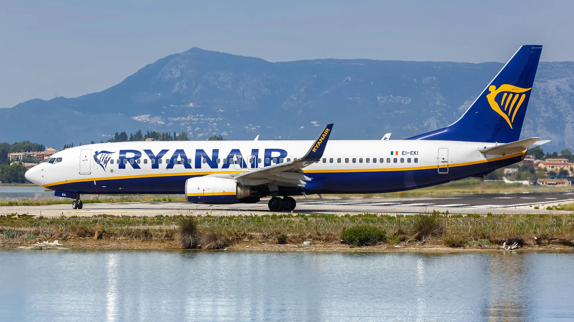 Ryanair Boeing 737-800 Flugzeug Flughafen Korfu in Griechenland Korfu, Griechenland - 19. September 2020: Eine Boeing 737-800 der Ryanair mit dem Kennzeichen EI-EKI auf dem Flughafen Korfu CFU in Griechenland. *** Ryanair Boeing 737 800 aircraft Corfu airport in Greece Corfu, Greece 19 September 2020 A Ryanair Boeing 737 800 with registration number EI EKI at Corfu CFU airport in Greece