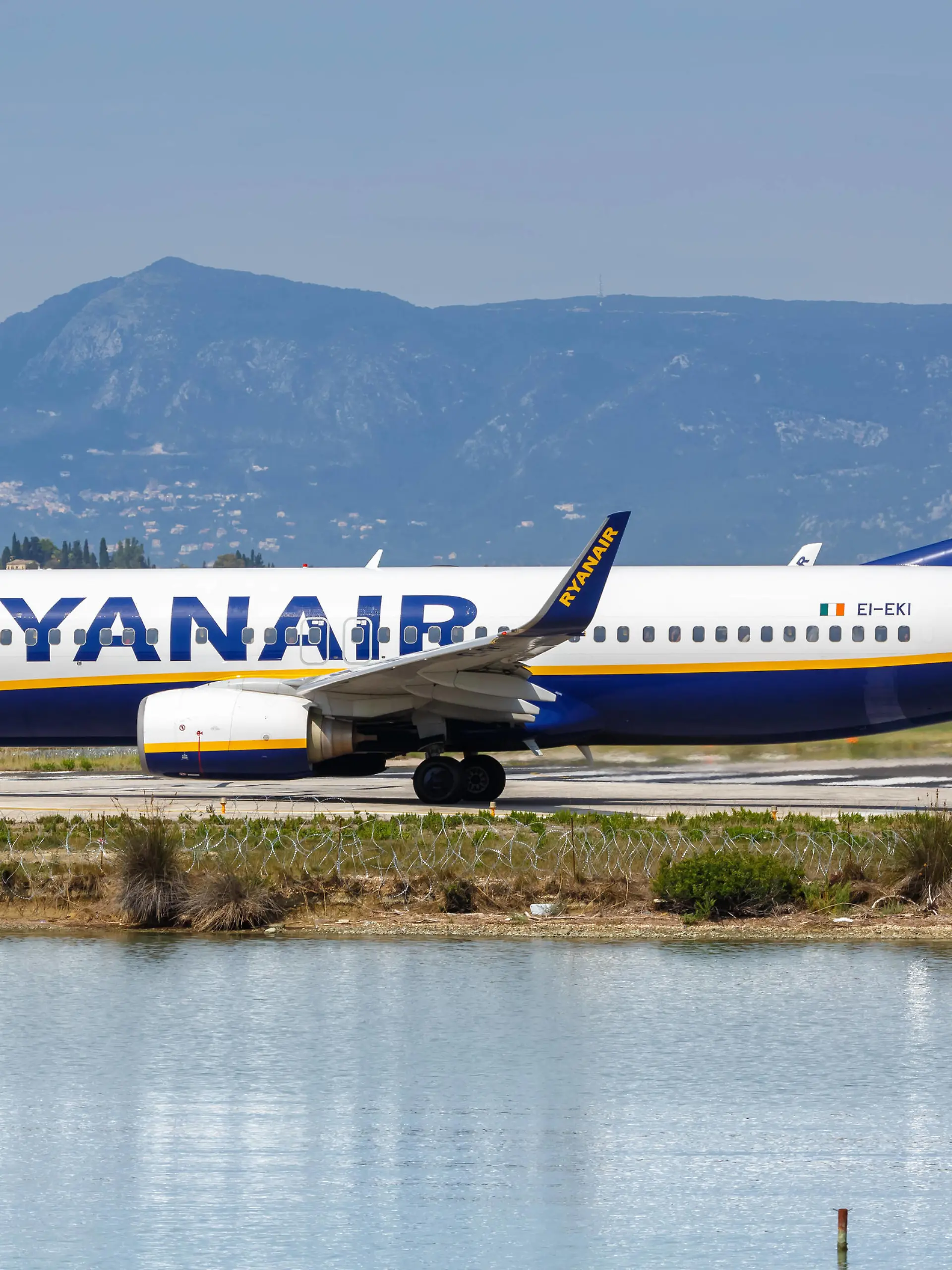  Ryanair Boeing 737-800 Flugzeug Flughafen Korfu in Griechenland Korfu, Griechenland - 19. September 2020: Eine Boeing 737-800 der Ryanair mit dem Kennzeichen EI-EKI auf dem Flughafen Korfu CFU in Griechenland. *** Ryanair Boeing 737 800 aircraft Corfu airport in Greece Corfu, Greece 19 September 2020 A Ryanair Boeing 737 800 with registration number EI EKI at Corfu CFU airport in Greece