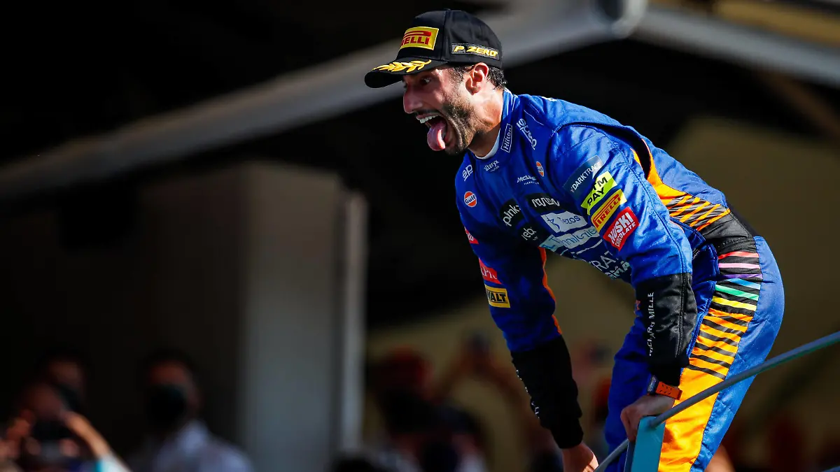  RICCIARDO Daniel aus, McLaren MCL35M, portrait celebrating victory on the podium during the Formula 1 Heineken Gran Premio D italia 2021, Italian Grand Prix, 14th round of the 2021 FIA Formula One World Championship, WM, Weltmeisterschaft from September 9 to 12, 2021 on the Autodromo Nazionale di Monza, in Monza, Italy FORMULE 1 : Grand prix d Italie - Monza - 12/09/2021 DPPI/Panoramic PUBLICATIONxNOTxINxFRAxITAxBEL 20210912_GOODEN__GO02388