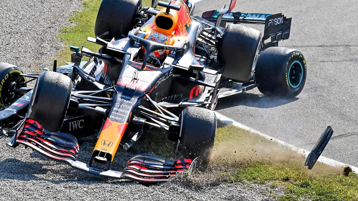 Crash between 44 Lewis Hamilton GBR, Mercedes-AMG Petronas F1 Team and 33 Max Verstappen NED, Red Bull Racing, F1 Grand Prix of Italy at Autodromo Nazionale Monza on September 12, 2021 in Monza, Italy. Photo by HOCH ZWEI Monza Italy *** Crash between 44 Lewis Hamilton GBR, Mercedes AMG Petronas F1 Team and 33 Max Verstappen NED, Red Bull Racing , F1 Grand Prix of Italy at Autodromo Nazionale Monza on September 12, 2021 in Monza, Italy Photo by HOCH ZWEI Monza Italy 