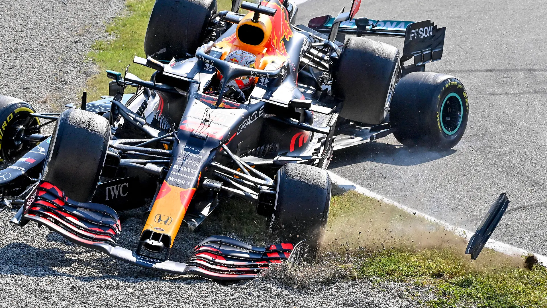 Crash between 44 Lewis Hamilton GBR, Mercedes-AMG Petronas F1 Team and 33 Max Verstappen NED, Red Bull Racing, F1 Grand Prix of Italy at Autodromo Nazionale Monza on September 12, 2021 in Monza, Italy. Photo by HOCH ZWEI Monza Italy *** Crash between 44 Lewis Hamilton GBR, Mercedes AMG Petronas F1 Team and 33 Max Verstappen NED, Red Bull Racing , F1 Grand Prix of Italy at Autodromo Nazionale Monza on September 12, 2021 in Monza, Italy Photo by HOCH ZWEI Monza Italy