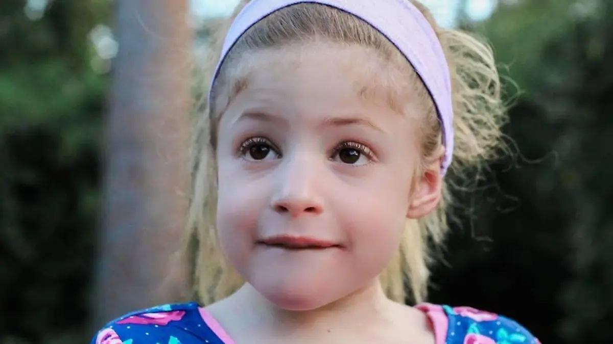 Eliza mit ihrer Mutter Cara, die selbst ausgebildete Kinderärztin ist.