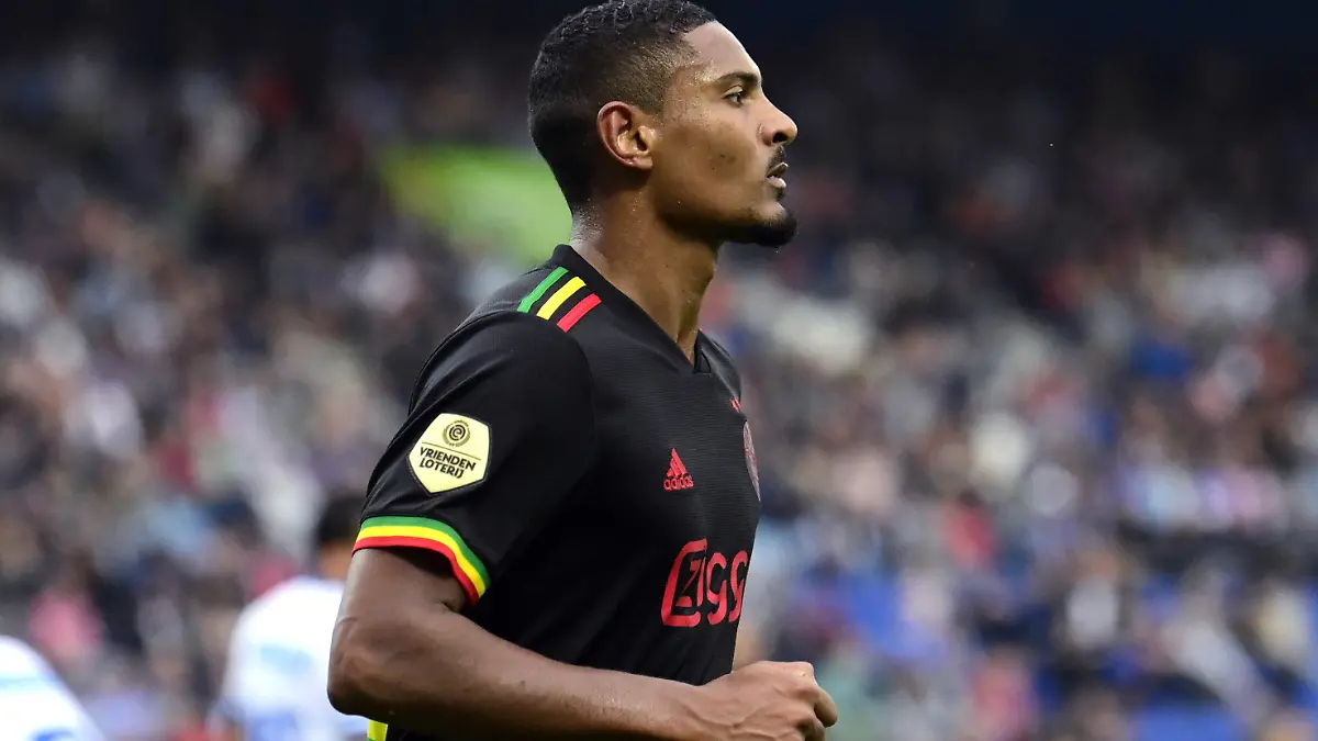 2021-09-12 03:13:32 ZWOLLE - Sebastien Haller von Ajax feiert das 0-1, Siemens Voet von PEC Zwolle während des niederländischen Eredivisie-Spiels zwischen PEC Zwolle und Ajax im MAC3Park-Stadion am 11. September 2021 in Zwolle, Niederlande. ANP OLAF KRAAK