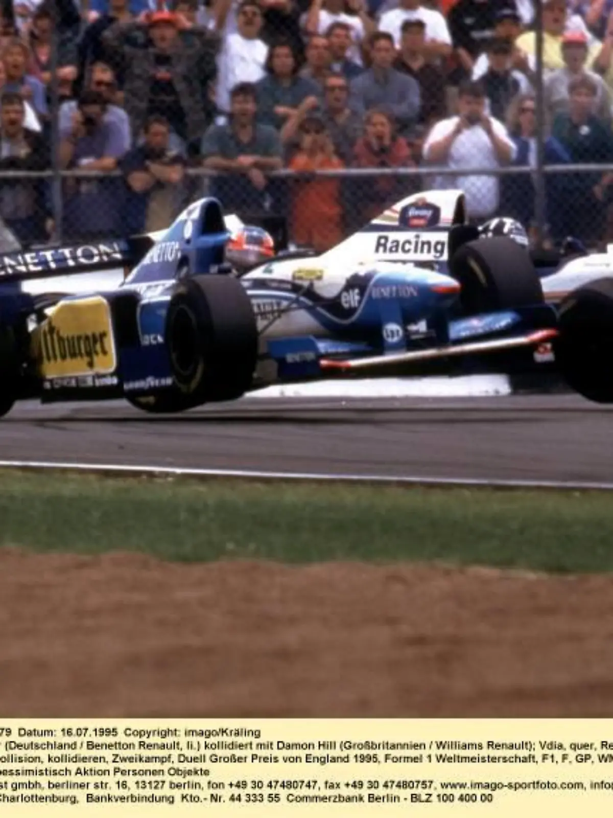 Bildnummer: 02307779  Datum: 16.07.1995  Copyright: imago/KrälingMichael Schumacher (Deutschland / Benetton Renault, li.) kollidiert mit Damon Hill (Großbritannien / Williams Renault); Vdia, quer, Rennwagen, Bolide, Unfall, Crash, Aus, Ausfall, Fehler, Fahrfehler, Kollision, kollidieren, Zweikampf, Duell Großer Preis von England 1995, Formel 1 Weltmeisterschaft, F1, F, GP, WM Silverstone Motorsport Grand Prix Herren Einzel Gruppenbild pessimistisch Aktion Personen Objekte