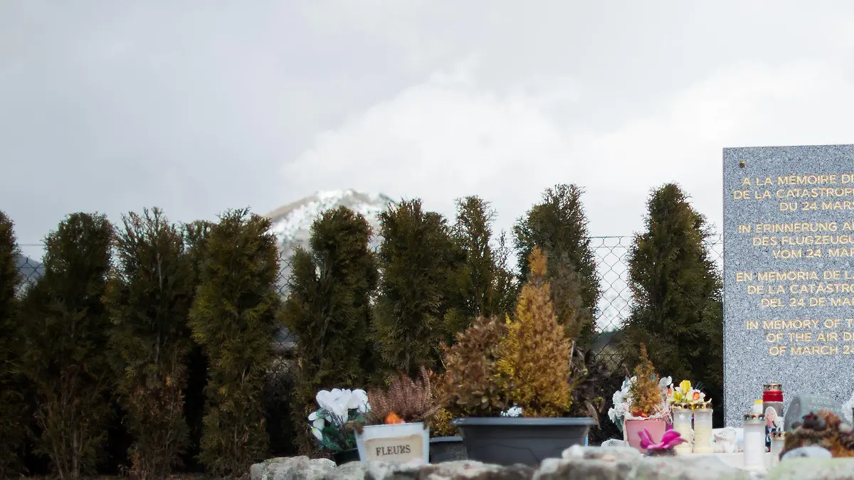 ARCHIV - Die Gedenkstätte für die Opfer des Flugzeugabsturzes des Germanwings Fluges 4U 9525 ist am 25.02.2016 in Le Vernet (Frankreich) zu sehen. Am 24.3.2017 jährt sich der Absturz der Germanwings-Maschine in den südfranzösischen Alpen mit 150 Toten zum zweiten Mal. Foto: Rolf Vennenbernd/dpa +++(c) dpa - Bildfunk+++