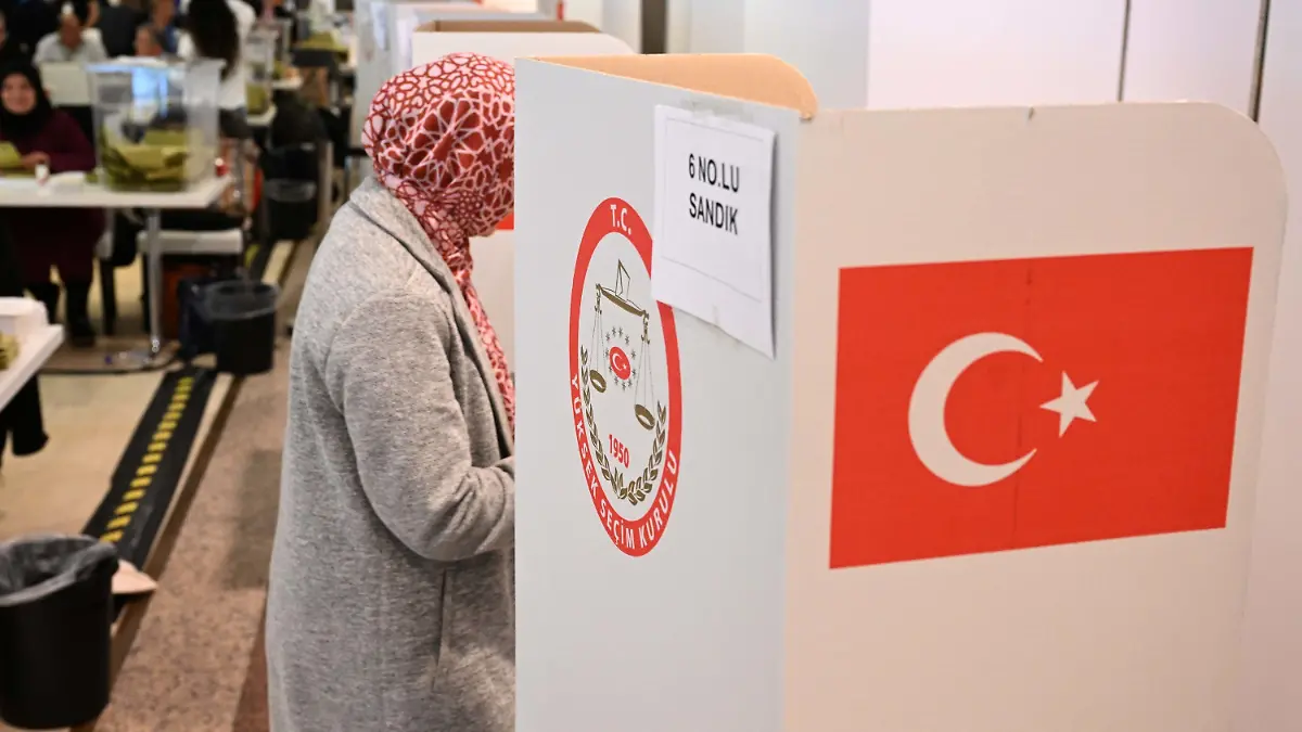 20.05.2023, Bayern, München: Eine Frau geht zu ihrer Stimmabgabe zur Präsidentschaftswahl in der Türkei in einem Wahllokal in einem ehemaligen Kaufhaus in der Münchner Innenstadt in eine Wahlkabine. Bei einer Stichwahl ums Präsidentenamt sind Türken in Bayern zur Wahl aufgerufen. Foto: Felix Hörhager/dpa +++ dpa-Bildfunk +++