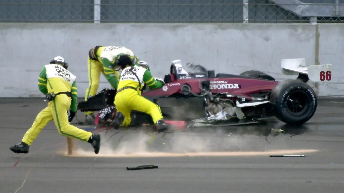 ARCHIV - 15.09.2001, Brandenburg, Klettwitz: Der Rennwagen des Italieners Alessandro Zanardi brennt nach nach einer Kollission mit dem Kanadier Alex Tagliani während des "American Memorial" auf dem südbrandenburgischen Lausitzring. (zu dpa: 20 Jahre nach dem Lausitzring-Unfall: Zanardi wieder «auf langer Reise») Foto: Matthias Hiekel/dpa-Zentralbild/dpa +++ dpa-Bildfunk +++