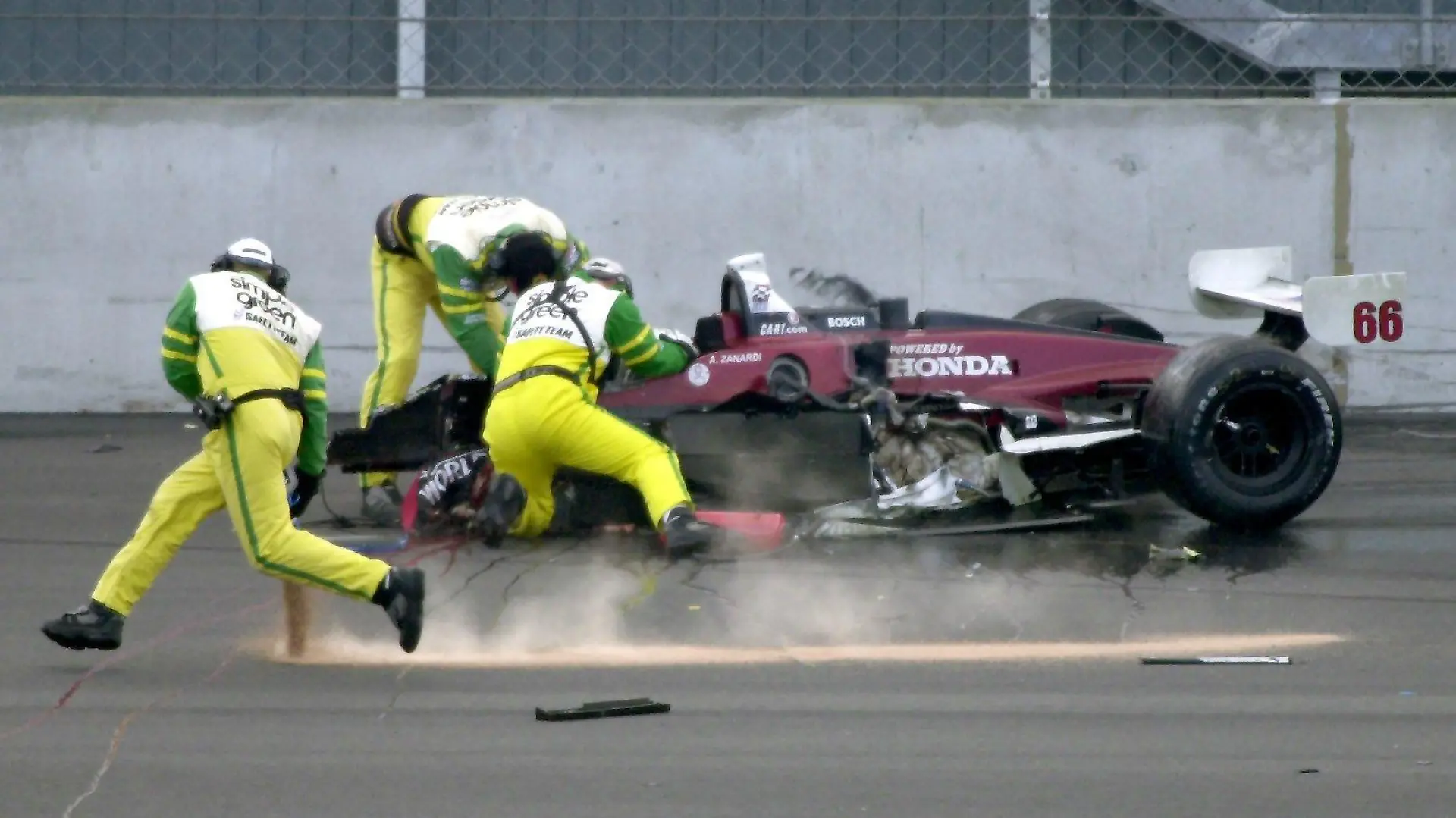 ARCHIV - 15.09.2001, Brandenburg, Klettwitz: Der Rennwagen des Italieners Alessandro Zanardi brennt nach nach einer Kollission mit dem Kanadier Alex Tagliani während des "American Memorial" auf dem südbrandenburgischen Lausitzring. (zu dpa: 20 Jahre nach dem Lausitzring-Unfall: Zanardi wieder «auf langer Reise») Foto: Matthias Hiekel/dpa-Zentralbild/dpa +++ dpa-Bildfunk +++