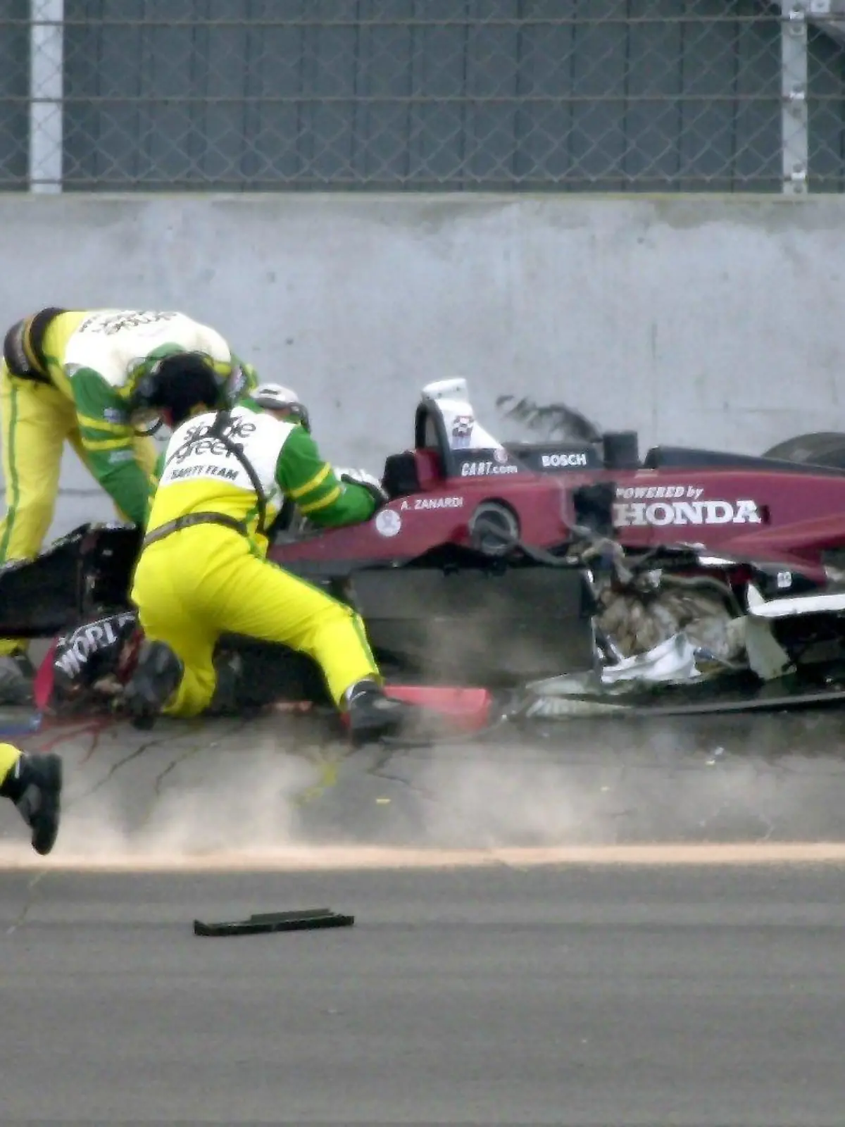 ARCHIV - 15.09.2001, Brandenburg, Klettwitz: Der Rennwagen des Italieners Alessandro Zanardi brennt nach nach einer Kollission mit dem Kanadier Alex Tagliani während des "American Memorial" auf dem südbrandenburgischen Lausitzring. (zu dpa: 20 Jahre nach dem Lausitzring-Unfall: Zanardi wieder «auf langer Reise») Foto: Matthias Hiekel/dpa-Zentralbild/dpa +++ dpa-Bildfunk +++